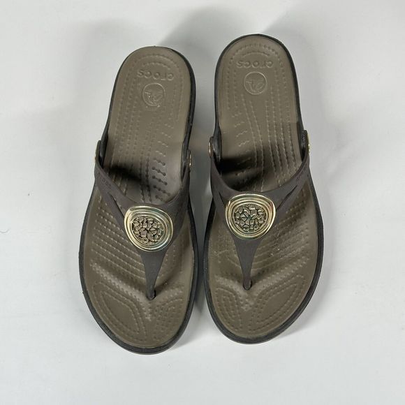 Crocs Sanrah Navy Grey Gold Medallion Circle Sandals Shoes Women's Size 6 - Picture 4 of 16